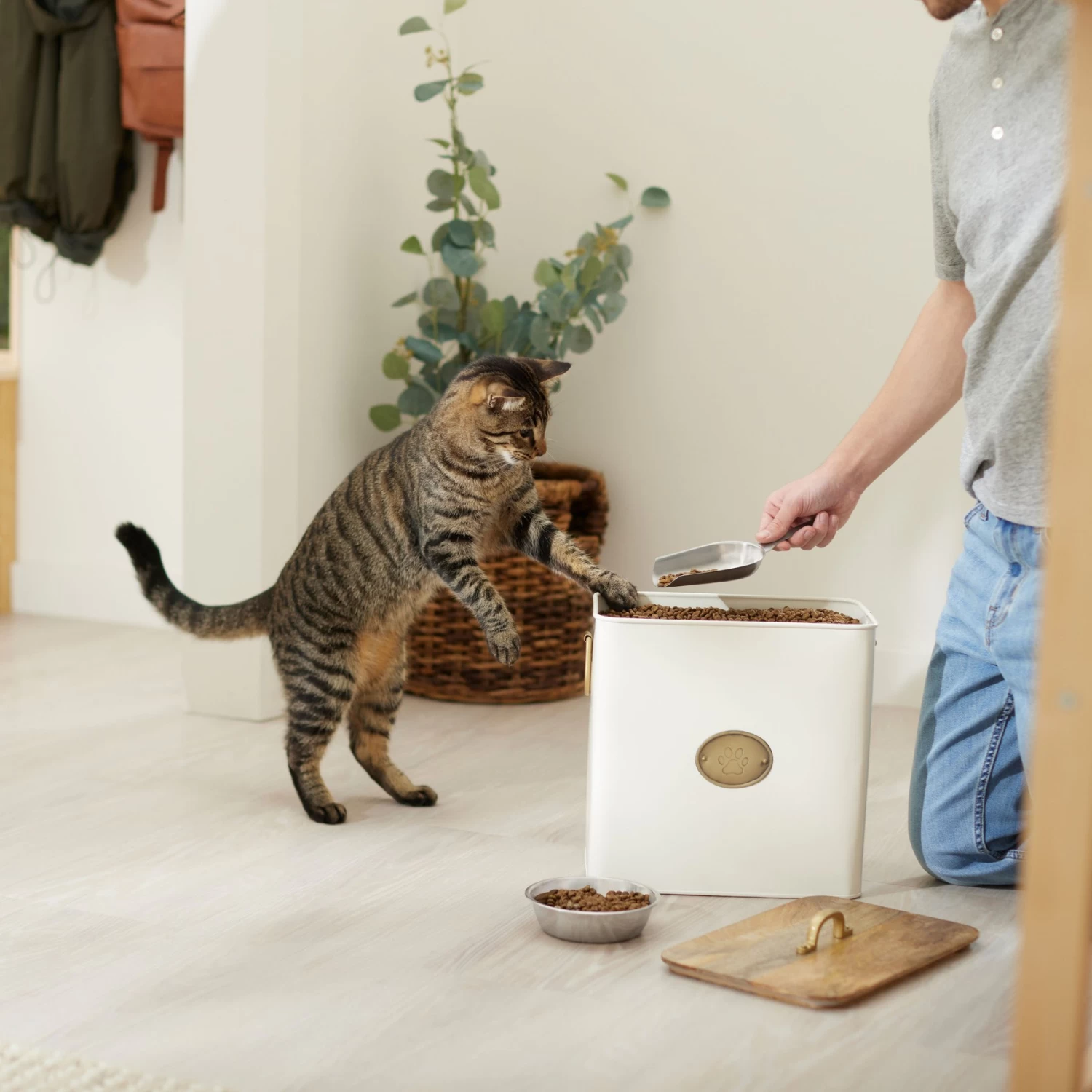 Frisco Premium Airtight Dog & Cat Food Storage Canister With Scoop - Image 4